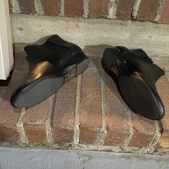 NWOT Like New Taryn Rose Forest Black Leather Stud Chelsea Bootie Size 8.5 - Picture 4 of 6